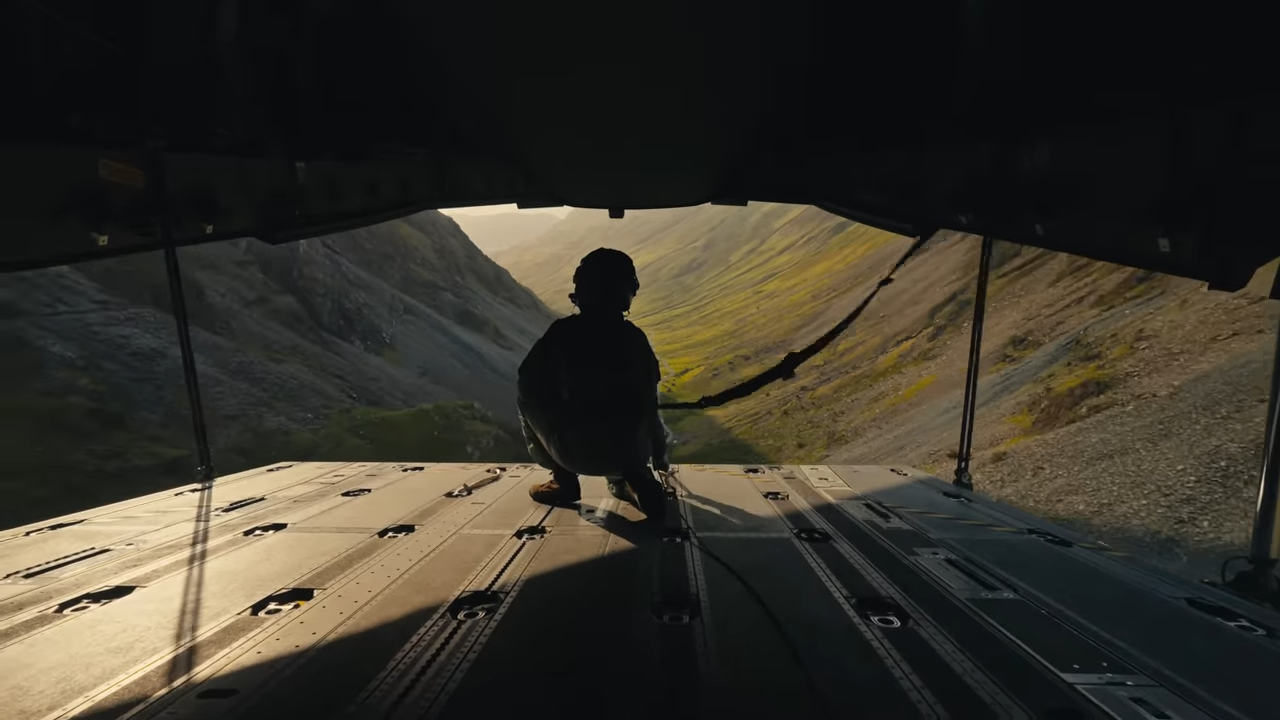 Watch what happens when a 141 ton aircraft flies through valleys - No ...