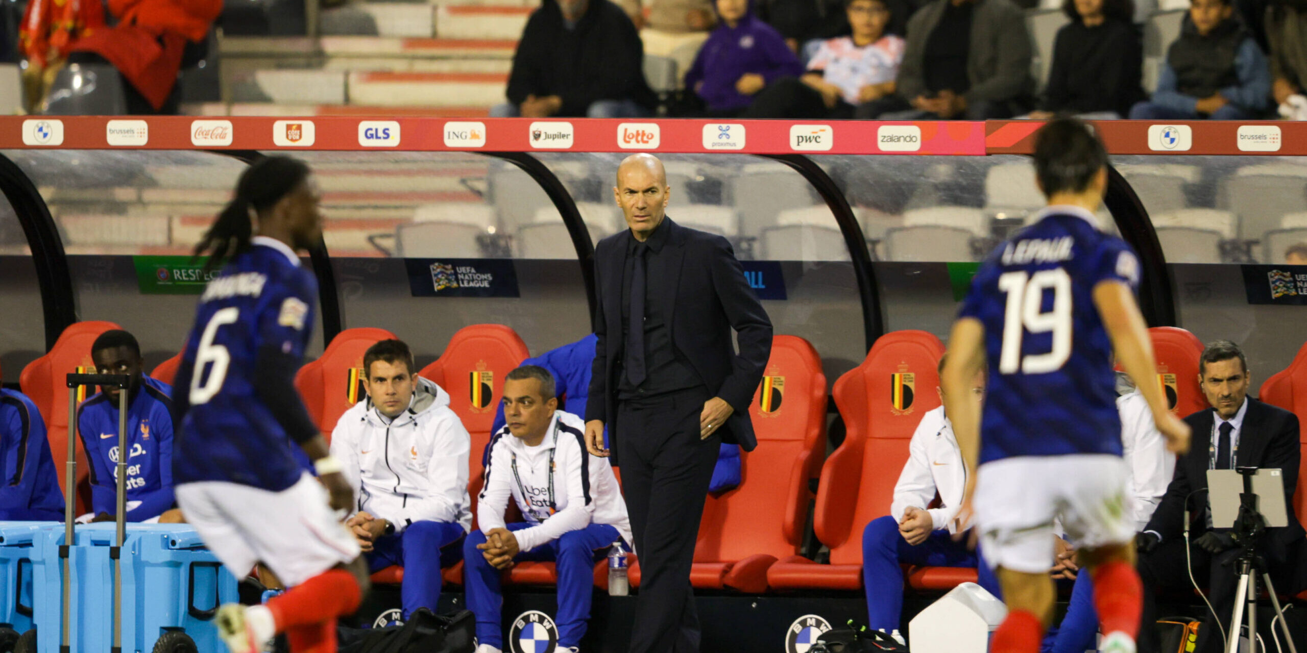 Zinedine Zidane pierde los papeles en la banda y luego explica el ...