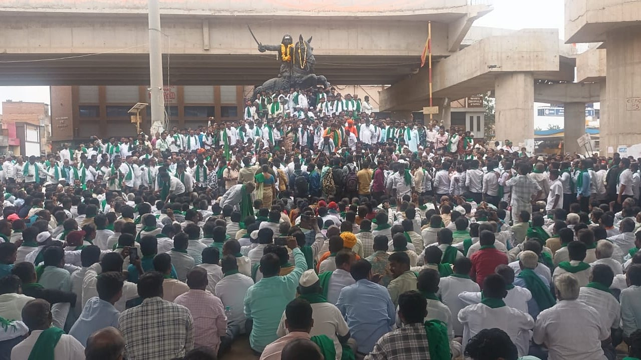 Karnataka sugarcane farmers protest over prices, demand Rs 5,500 per ...