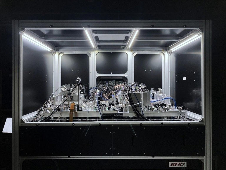 Japan's full-stack quantum computer that works at room temperature has ...