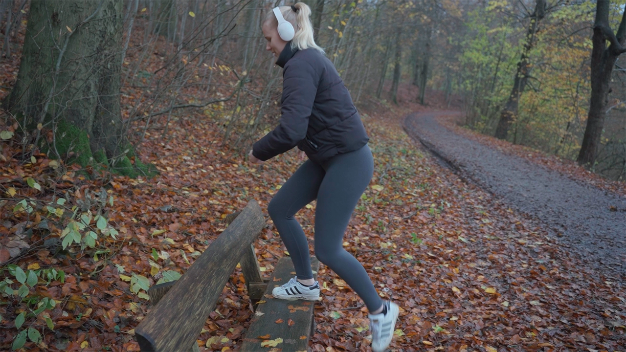 Warming up with bench step ups before a forest workout