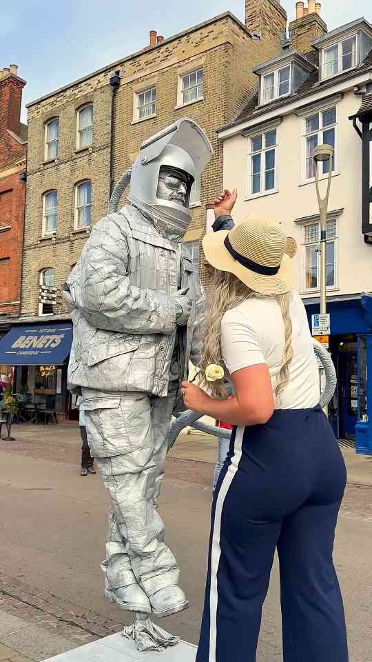 Living statue creates a funny astronaut escape adventure