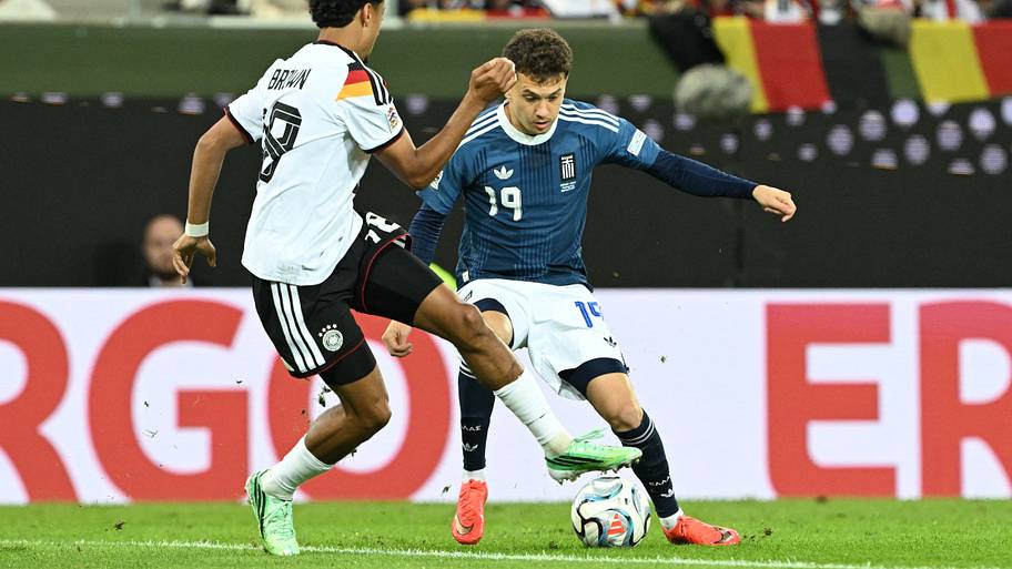 Having fun against German national team - Fans go berserk over Karetsas ...