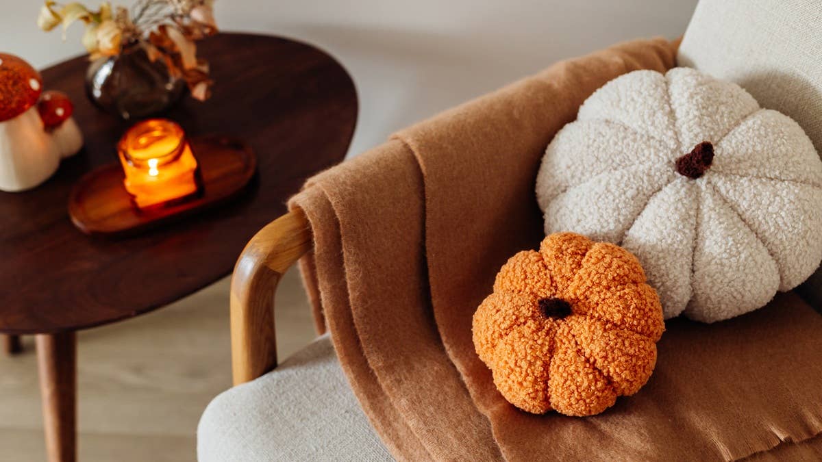 9 easy living room updates that instantly feel like fall—and won't ...
