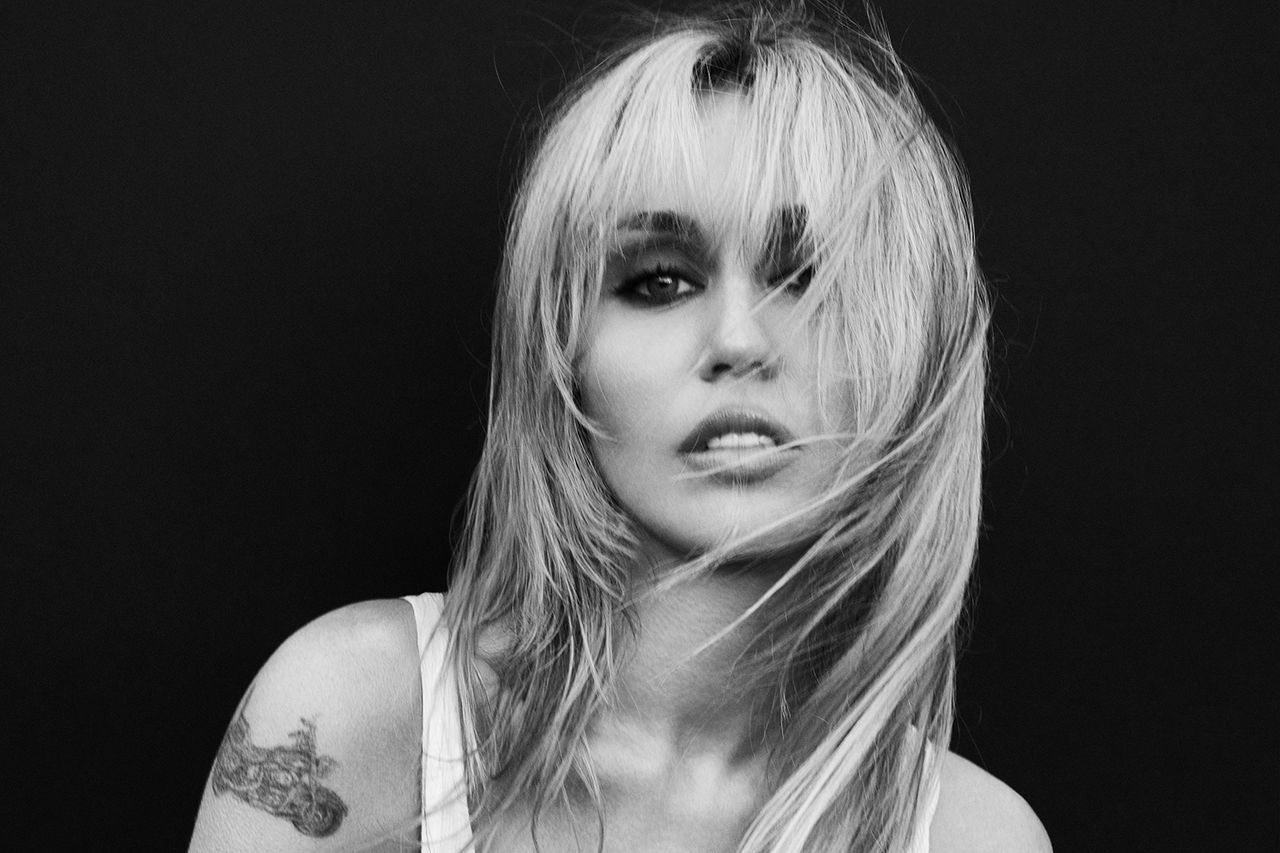 Miley Cyrus’ “Bass Persuades” hits No. 1 on the Billboard 200, her ...