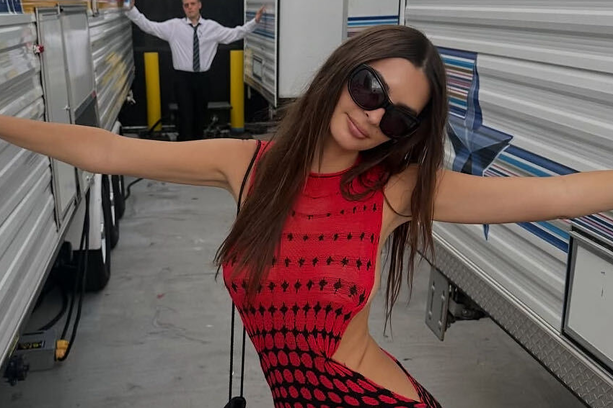 Emily Ratajkowski, 35, turns heads in daring red cutout look at VMAs ...