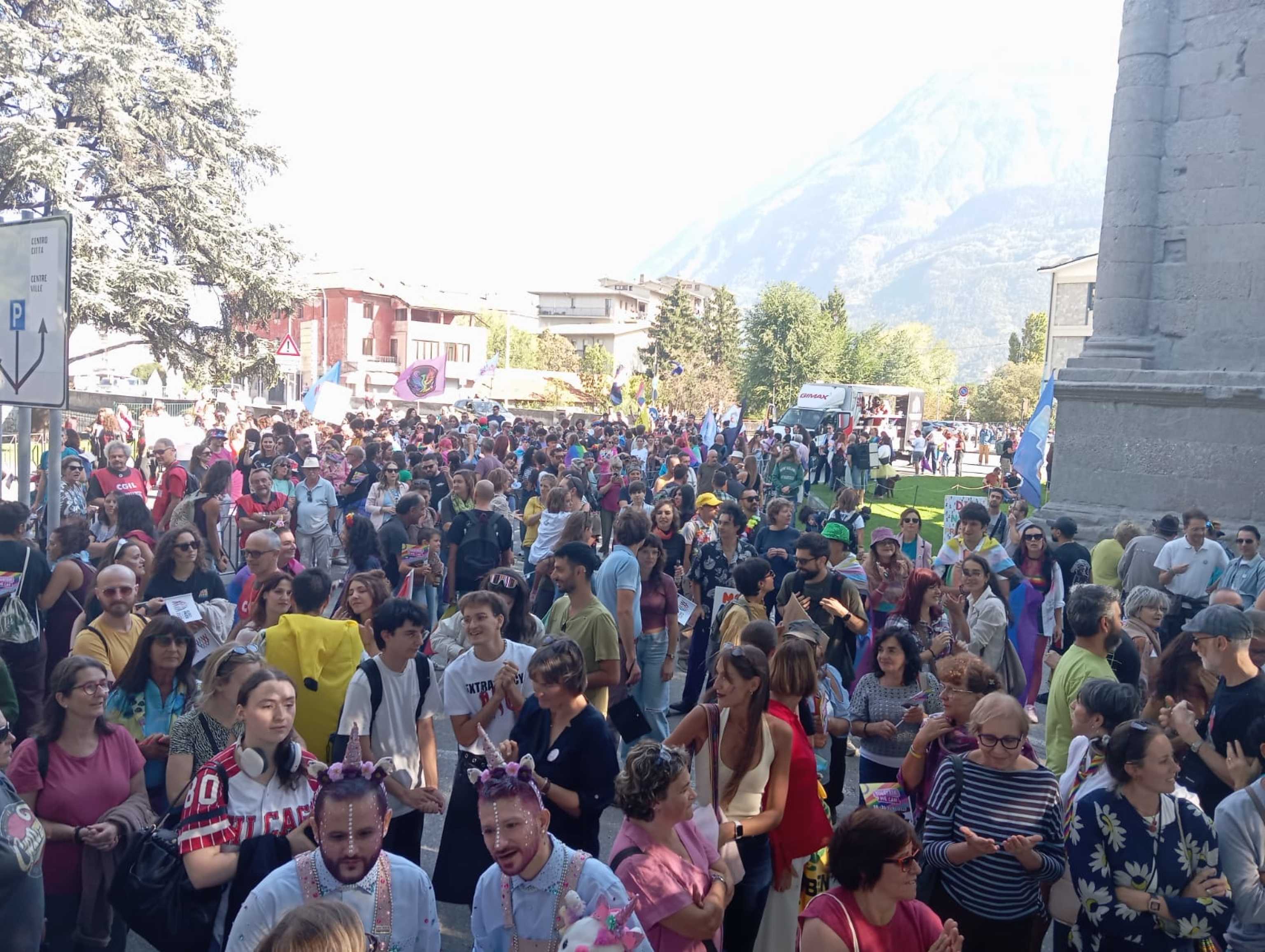Avs contro svastica su bandiera Pride, non può lasciarci indifferenti