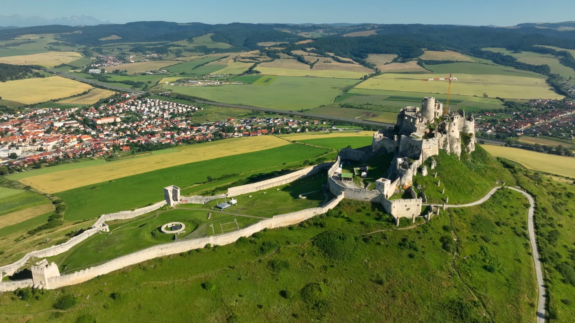 Zipser Burg, Slowakei: Drohnenansichten riesiger mittelalterlicher Mauern