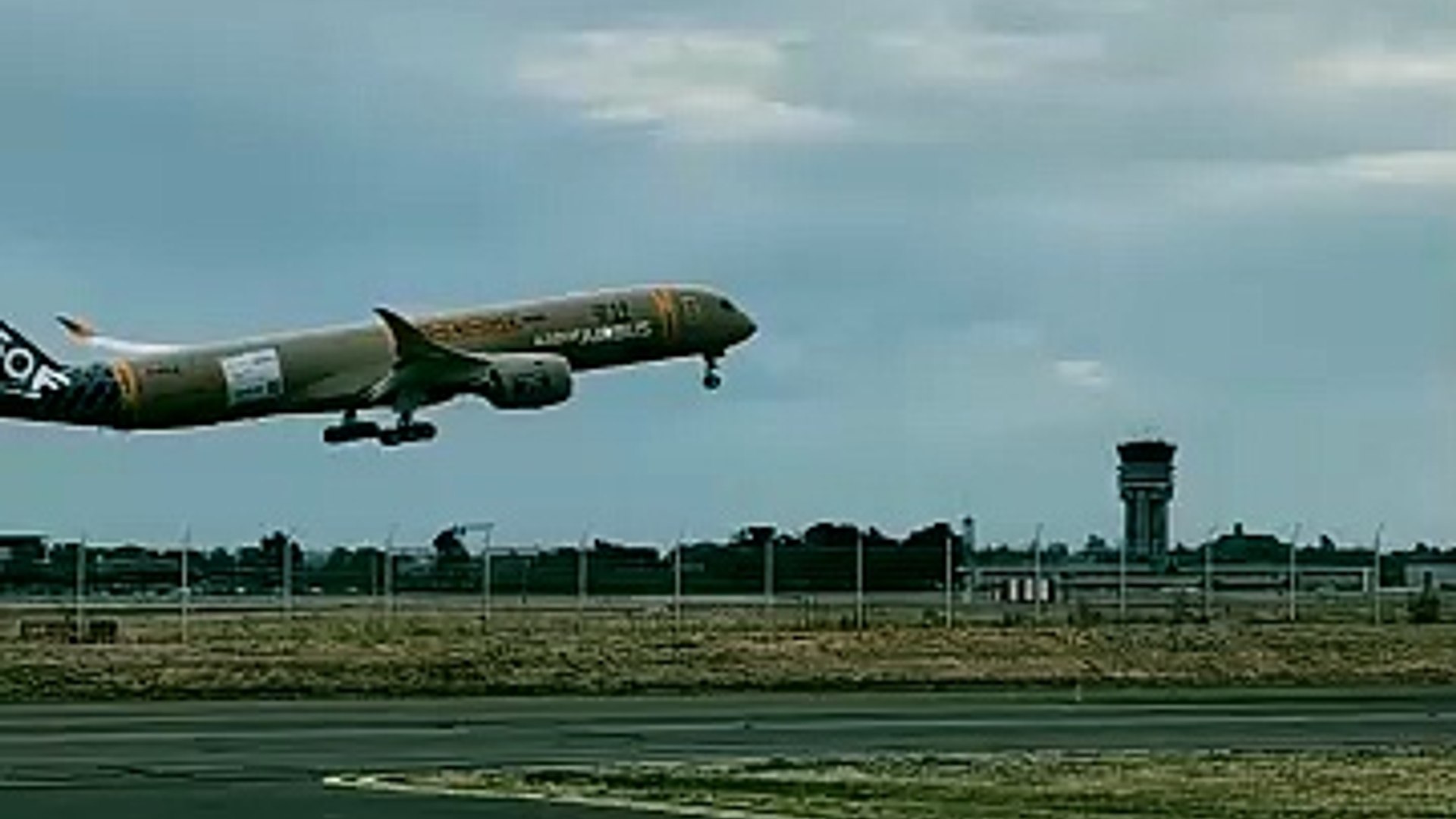 Premier décollage de l'A350F, le nouvel avion cargo, lors de l'aéroport ...