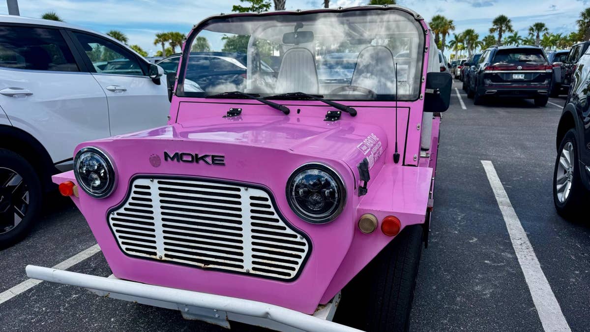 Discover where to rent mokes for a unique beach adventure in America