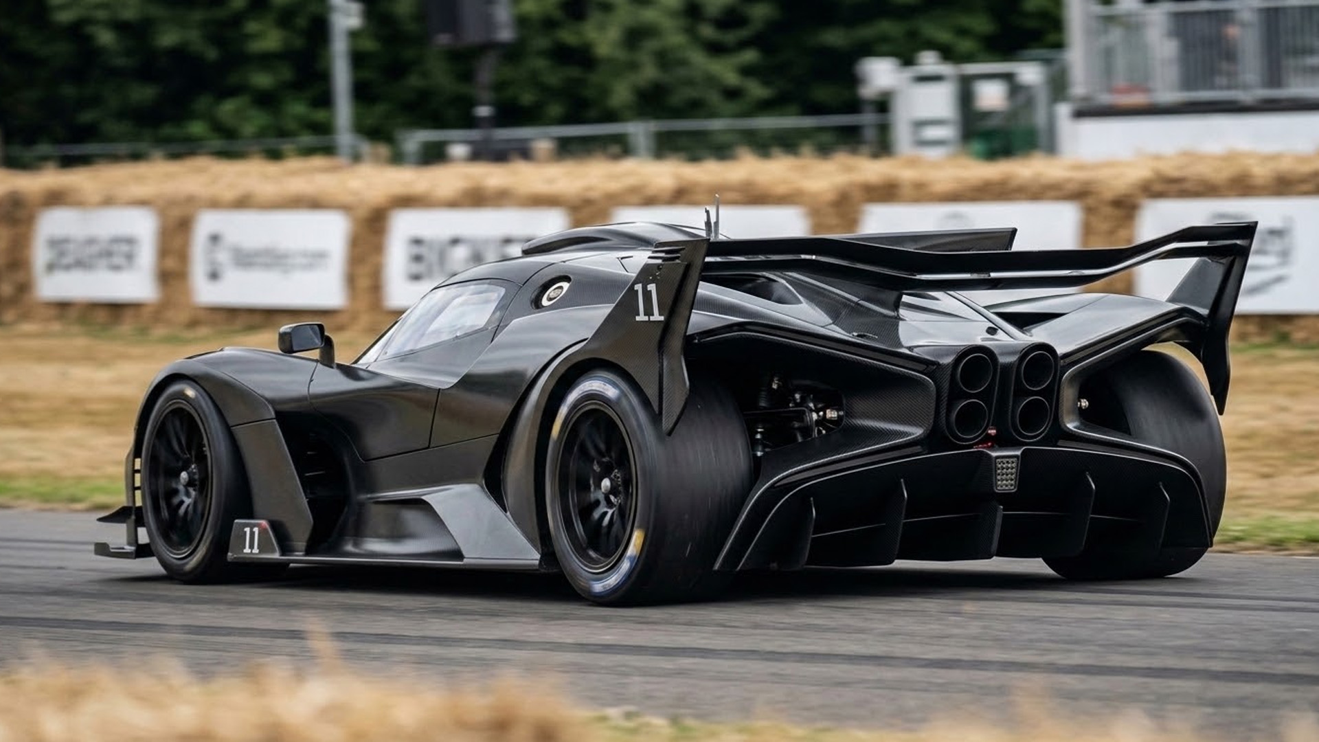 Pagani Huayra R shows its extreme rear aerodynamics