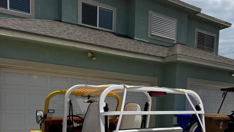 Discover where to rent mokes for a unique beach adventure in America