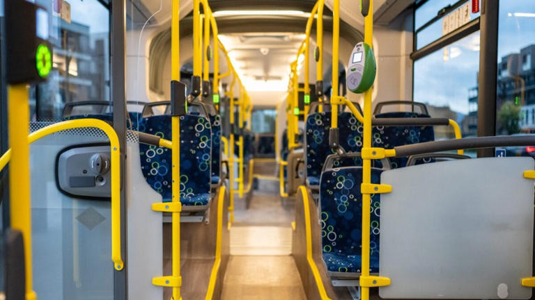 Adolescente di origini marocchine respinta dall’autista del bus a Cuneo: “Faccio salire solo gli italiani”