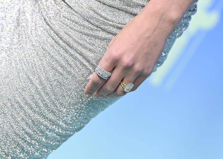 The first close-up photos of Taylor Swift’s wedding band are out—here’s ...
