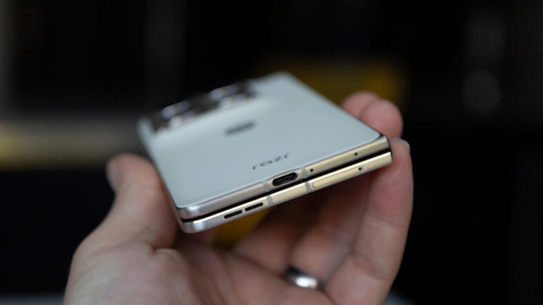 Motorola's iPhone Duo rival could be smaller, cheaper and called Razr Flex