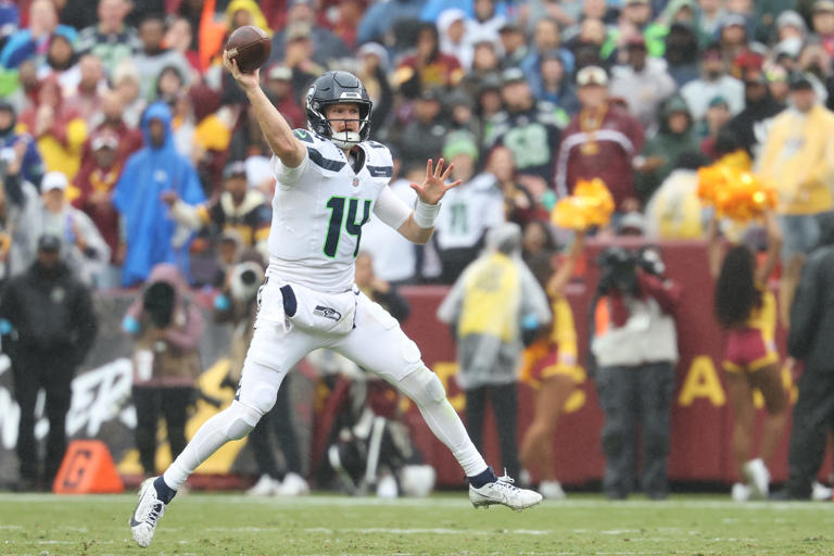 Seahawks QB Sam Darnold cracks top 10 in PFF’s latest QB rankings