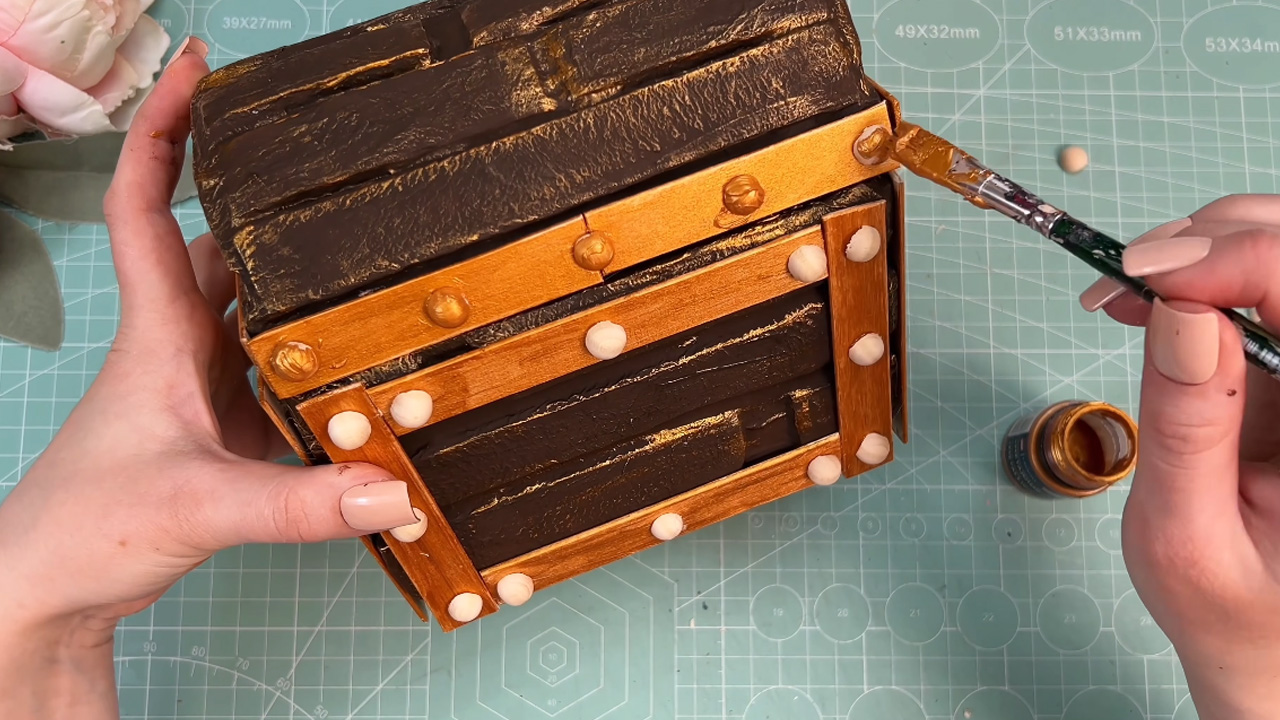 Easy recycled crafts to make unique storage organizers