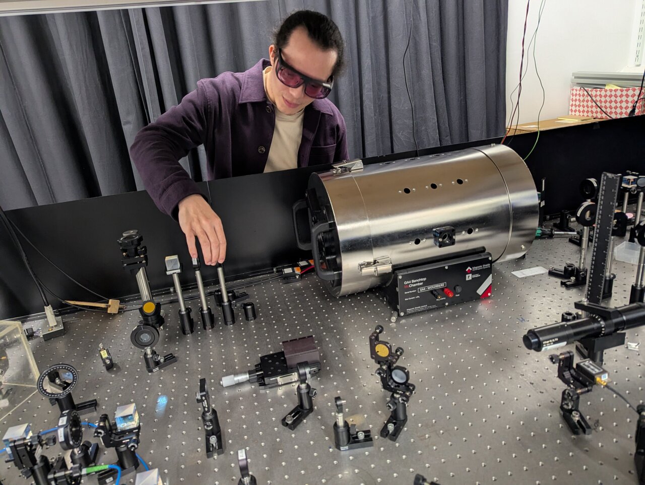 Rotating light pattern reveals laser frequency in a single image