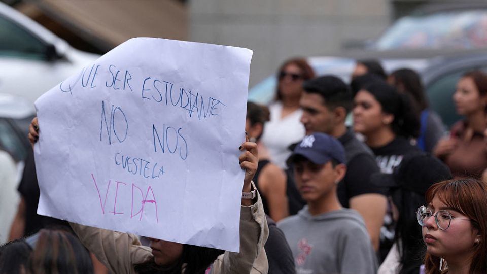 Una estudiante sostiene un cartel con la frase “Ser estudiante no debería costarnos la vida” durante una protesta por el asesinato de Claudia Tacoronte Aguilera, en Cuautla, Morelos, el 14 de septiembre de 2026.