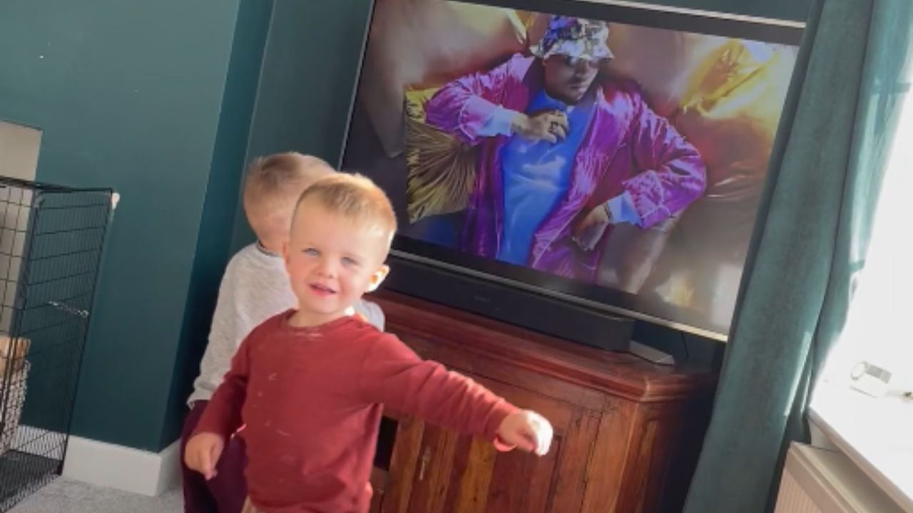 Twin toddlers charm with dance and song to Chris Brown track