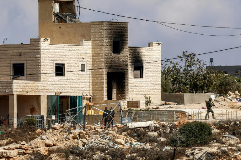 Des forces de sécurité et des colons israéliens devant la maison d'une famille palestinienne, dans le village de Jalud, en Cisjordanie, le 29 septembre 2026