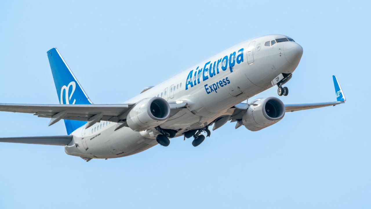 158 people slid down emergency slides after an ANA 737’s engine oil ...