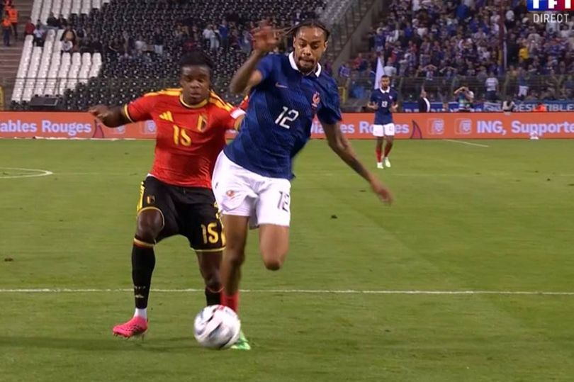 Barcola pidió un penalti tras parecer ser empujado por Nathan Ndoye.