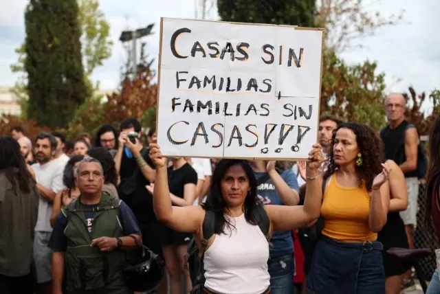 Manifestantes participan en una protesta contra los desahucios y la crisis de la vivienda en Barcelona.