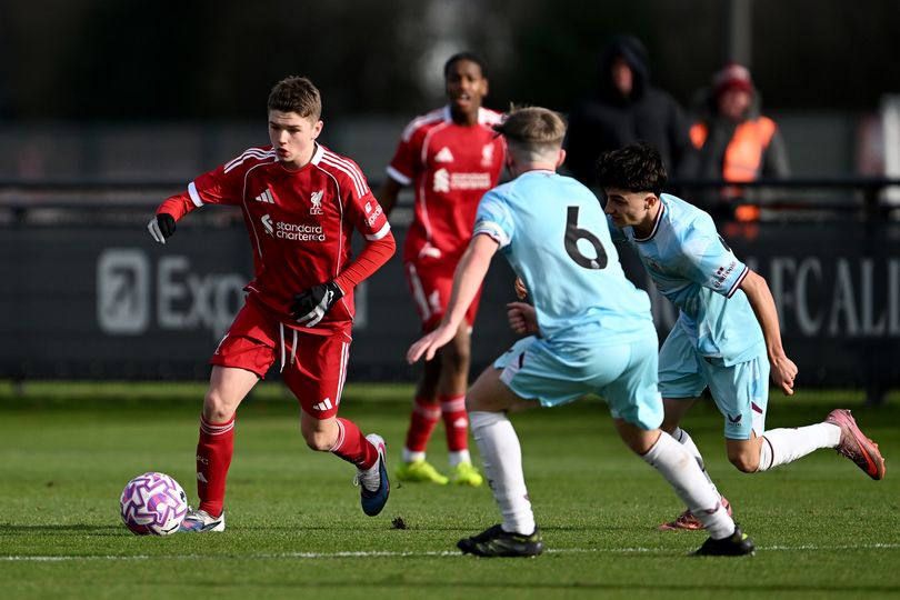 Luca Eden del Liverpool en acción durante un partido de la Premier League Sub-18 en el Centro de Entrenamiento AXA.