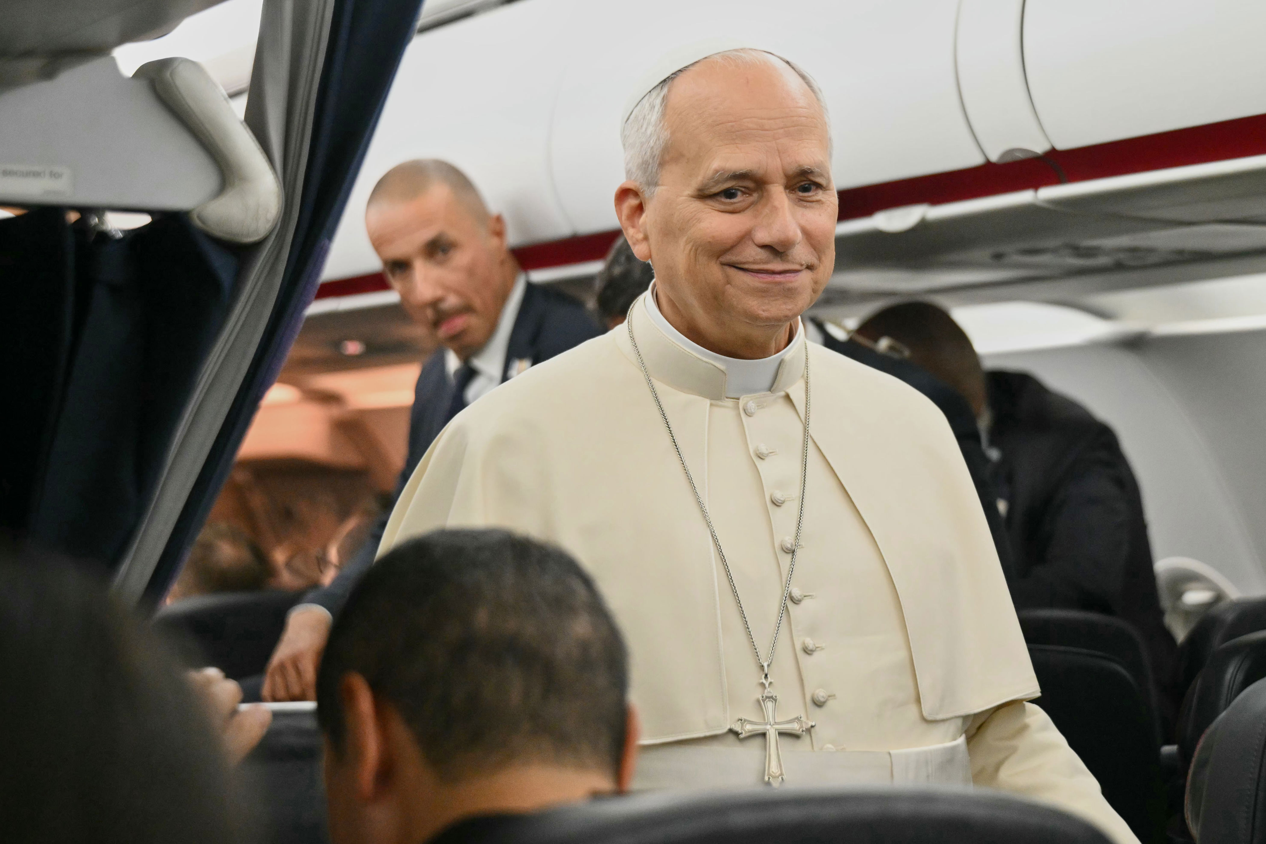 White Sox receive a letter from Pope Leo XIV before winning playoff opener