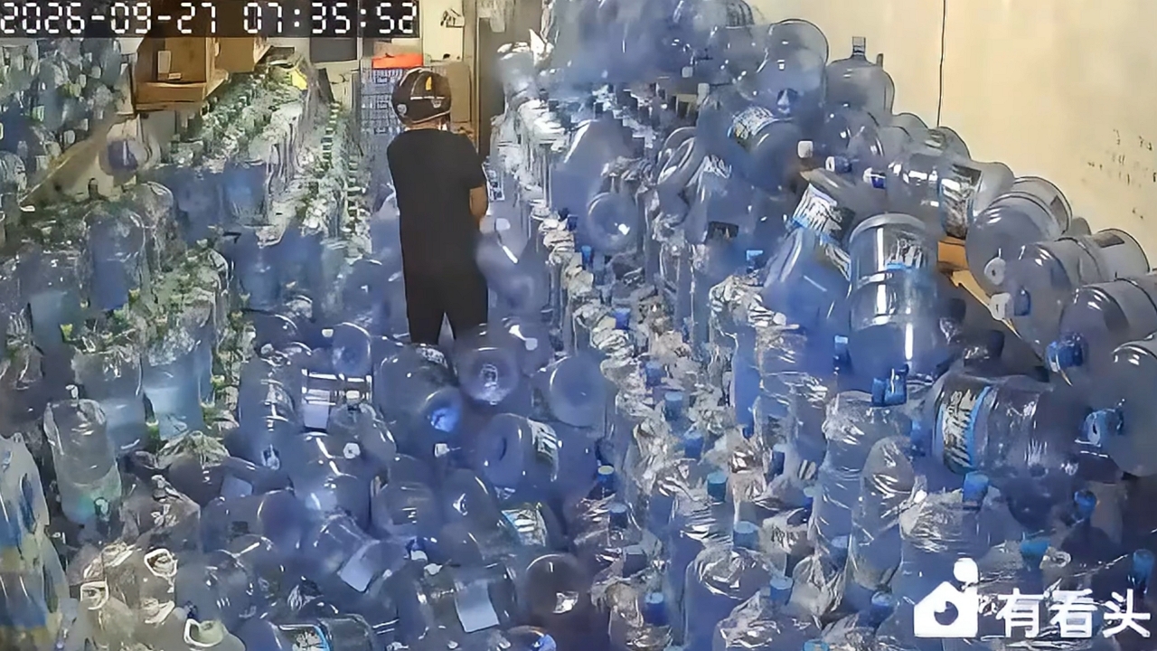 Stack of empty bottles falls on worker at Zhejiang warehouse
