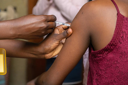 Una enfermera administra a una niña la vacuna contra el virus del papiloma humano en Accra (Ghana).
