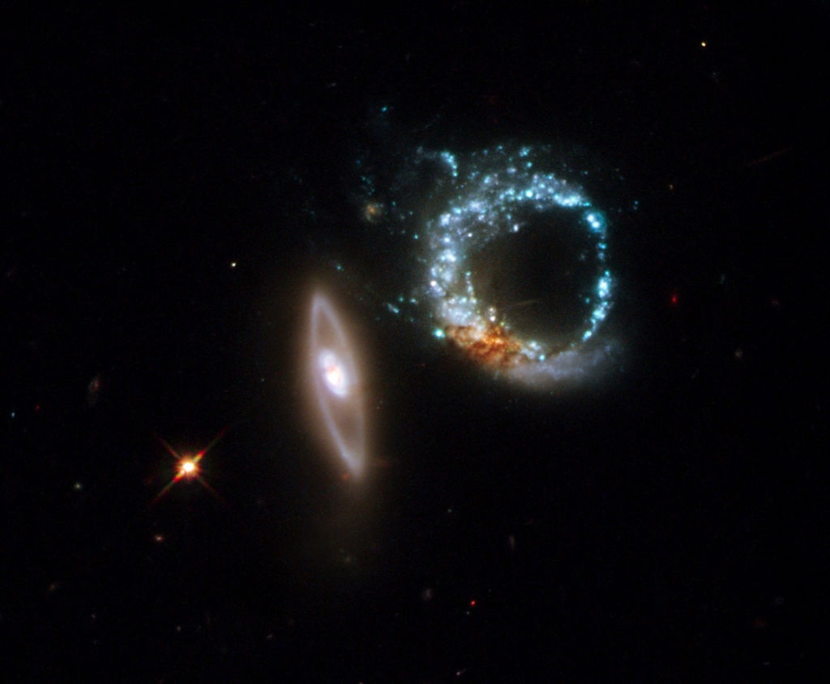 Hubble reveals NGC 4698: Spiral galaxy whose core spins at right angles