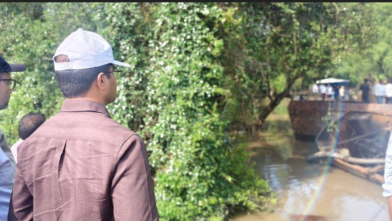 Overnight sand mining crackdown nets 10 barges, 16 suction pumps in Thane