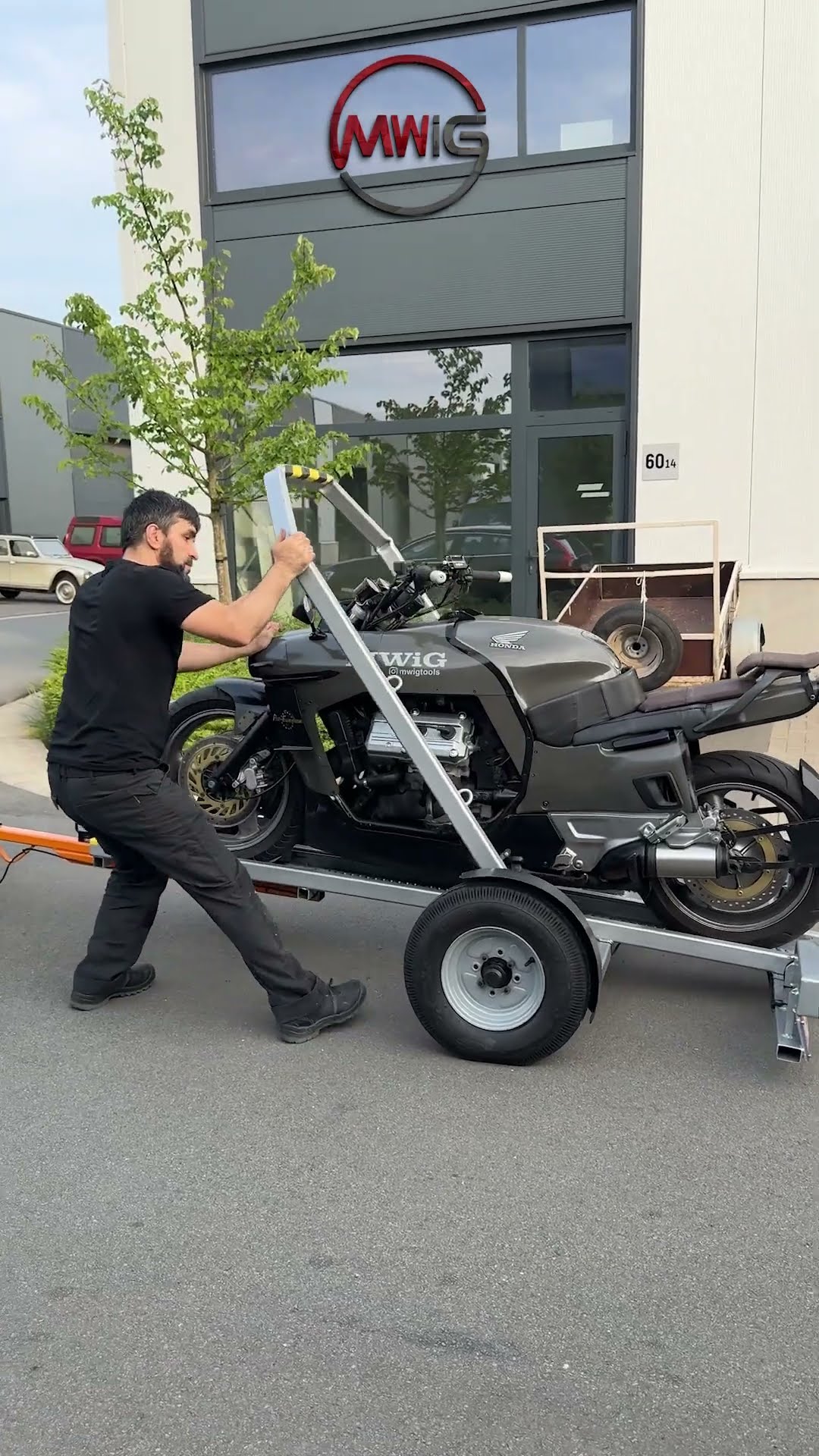 Effortless motorcycle loading: Innovative ground-level trailer in action!