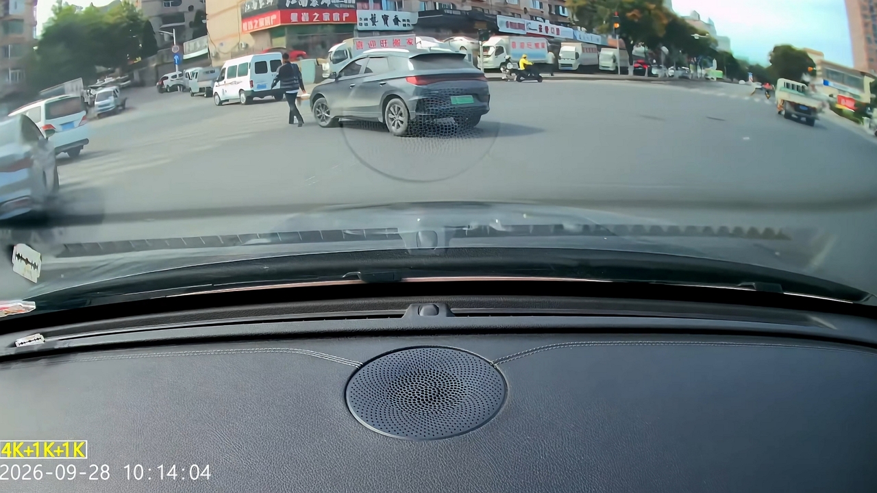 Car hits pedestrian while turning at Liaoning intersection