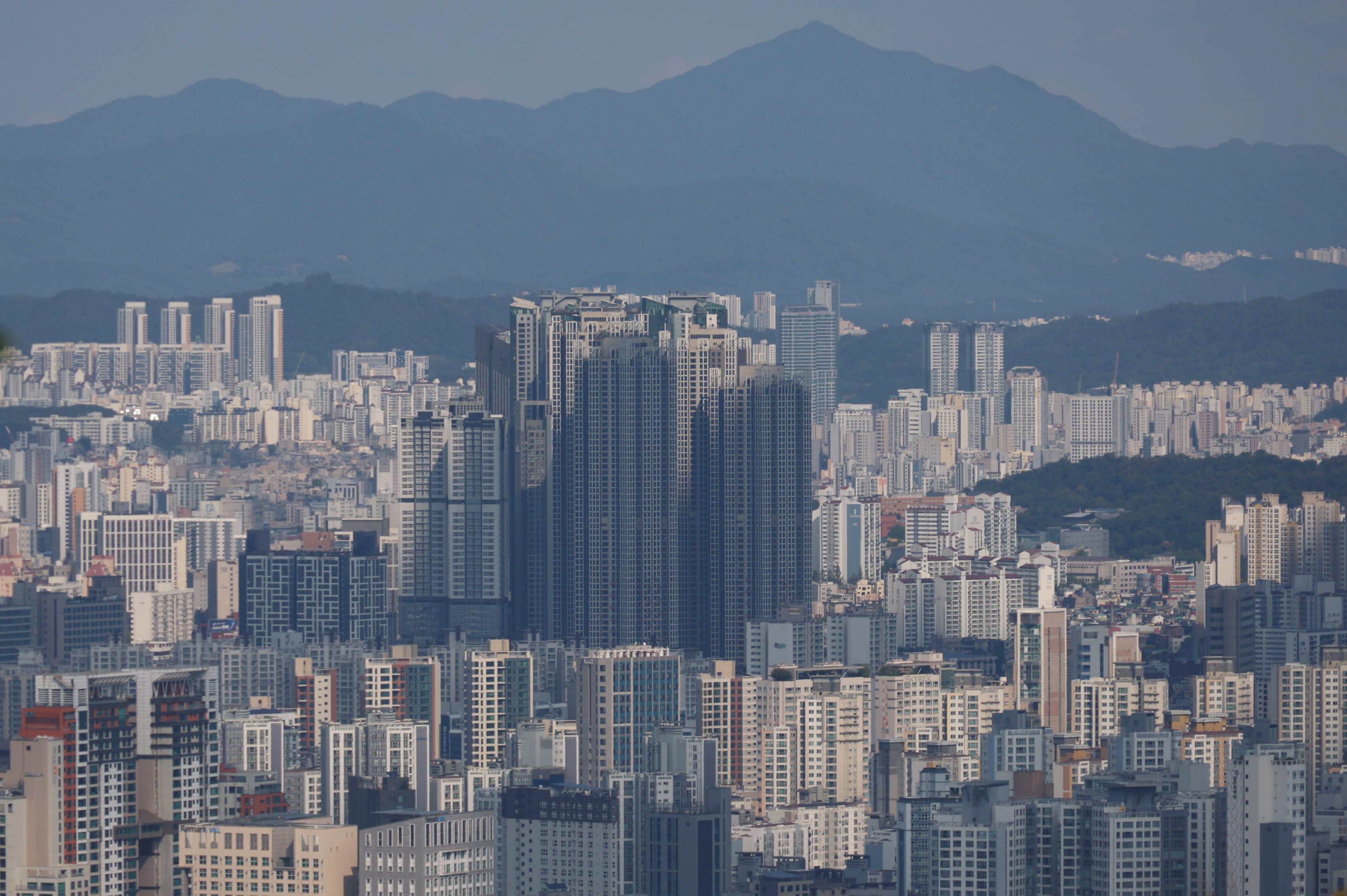 Housing completion down 42,000, Seoul permits rebound to decade average