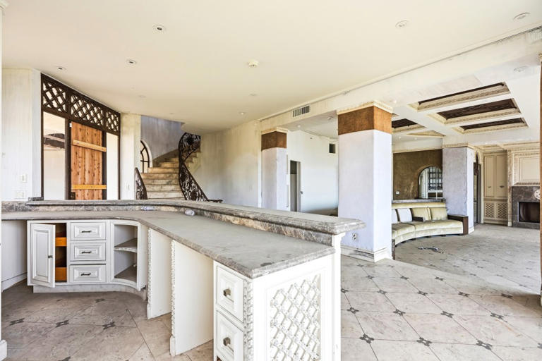 Inside the notorious Hollywood Hills 'squatter mansion' hitting the ...