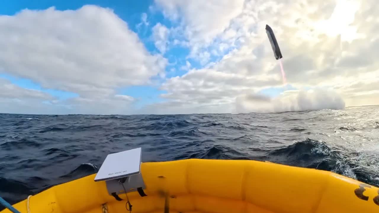 SpaceX Starship splashdown captured by Starlink buoy cam