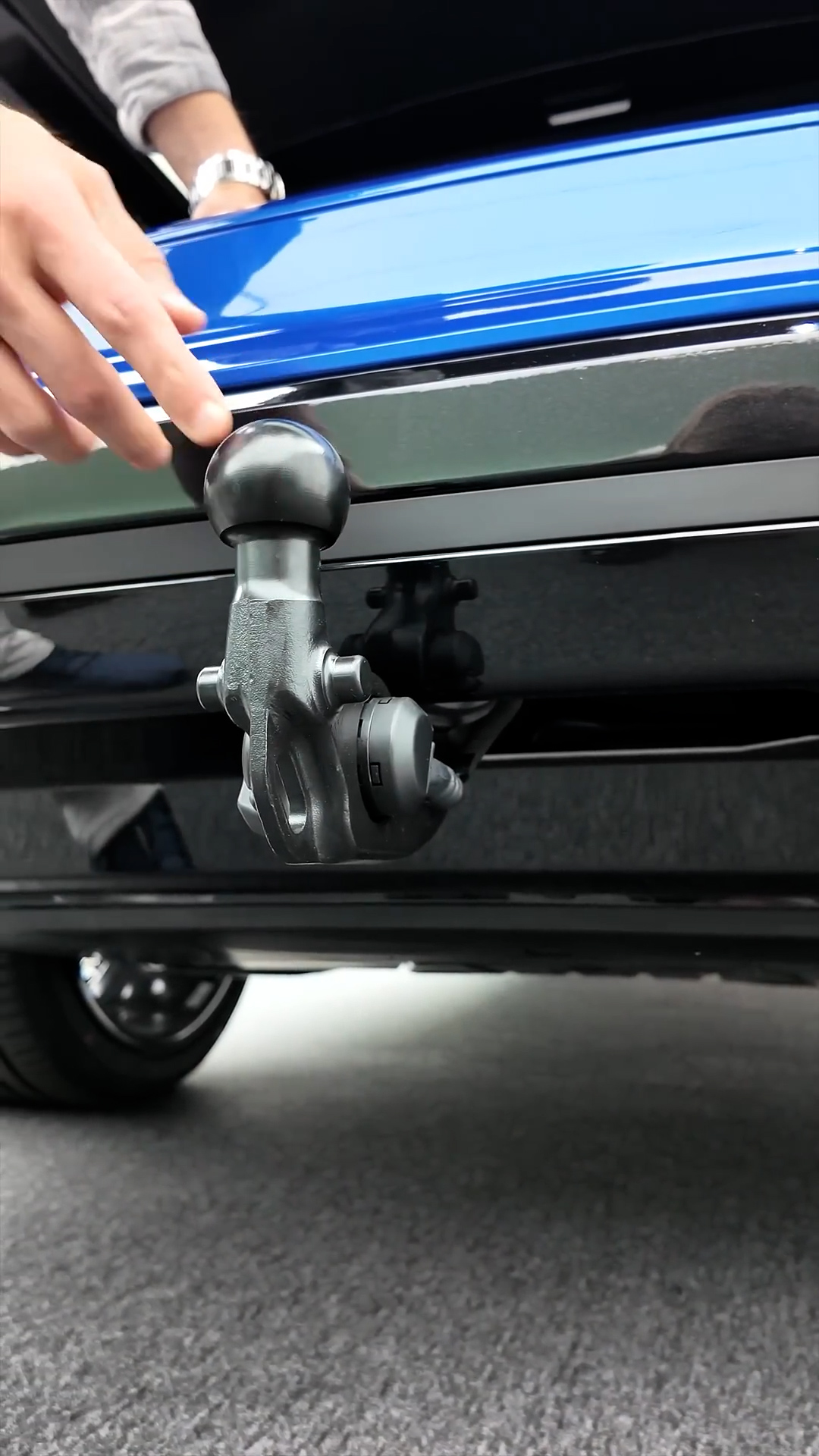This automatic tow hook stores neatly under the vehicle