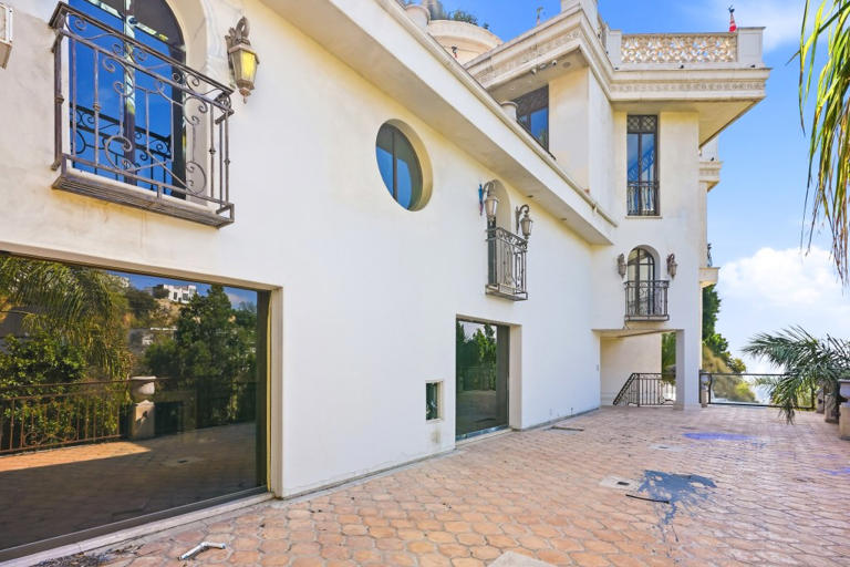 Inside the notorious Hollywood Hills 'squatter mansion' hitting the ...