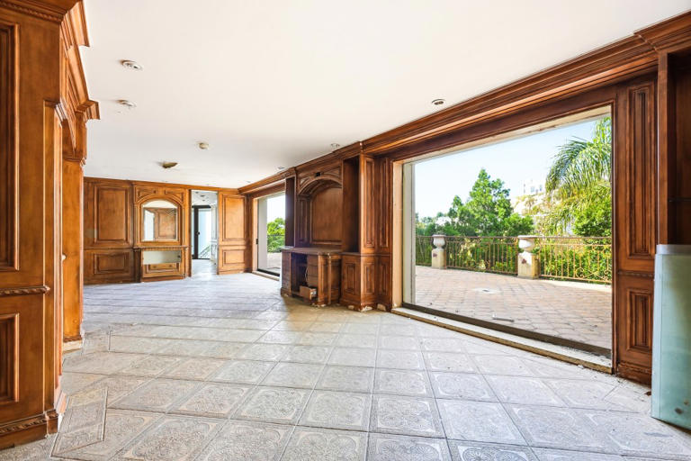 Inside the notorious Hollywood Hills 'squatter mansion' hitting the ...