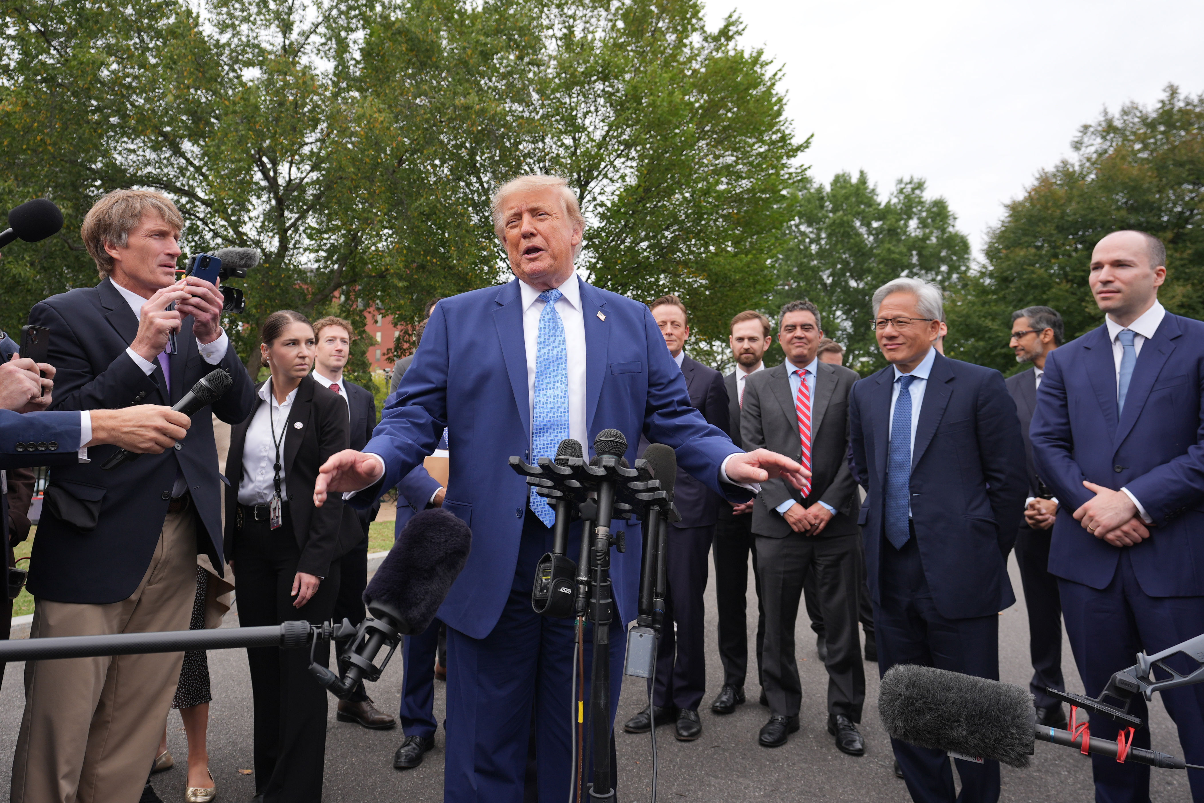 Trump signs executive order renaming AI to 'super intelligence'