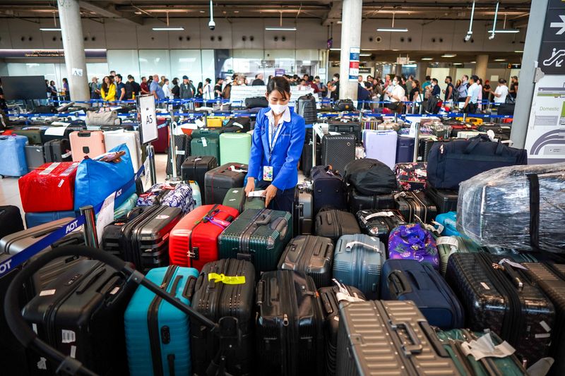 Thai floods disrupt factories, capital still at risk, PM says