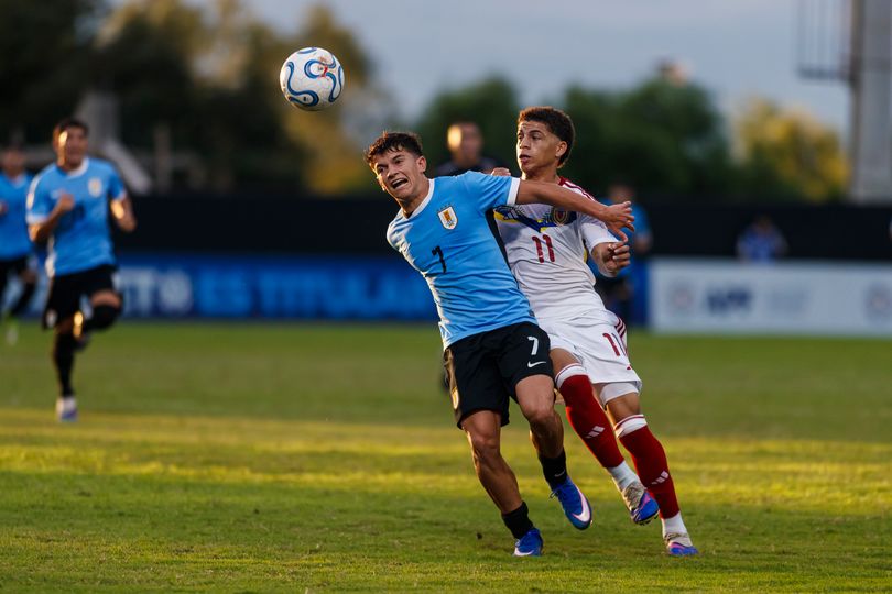 VILLETA, PARAGUAY - APRIL 16: Nicolas Scotti of Uruguay (L) fights for the ball with Victor Rodriguez of Venezuela (R) during a FIFA U17 World Cup 2026 Qualifier match between Venezuela and Uruguay at Ameliano Villeta Stadium on April 16, 2026 in Villeta, Paraguay. (Photo by Martín Fonseca/Eurasia Sport Images/Getty Images)
