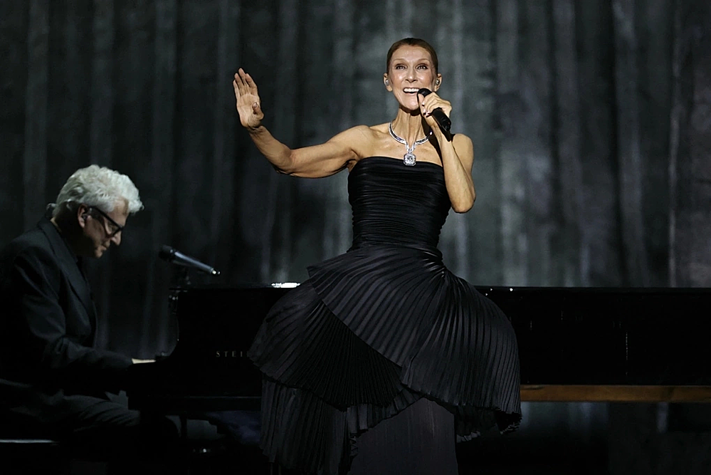 Vợ Ronaldo đưa ba con gái đi xem concert Celine Dion