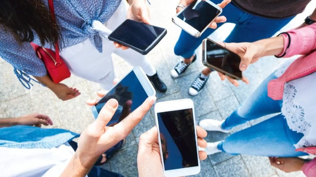 Govt prepares for D2M rollout, it will let you watch TV on phone ...