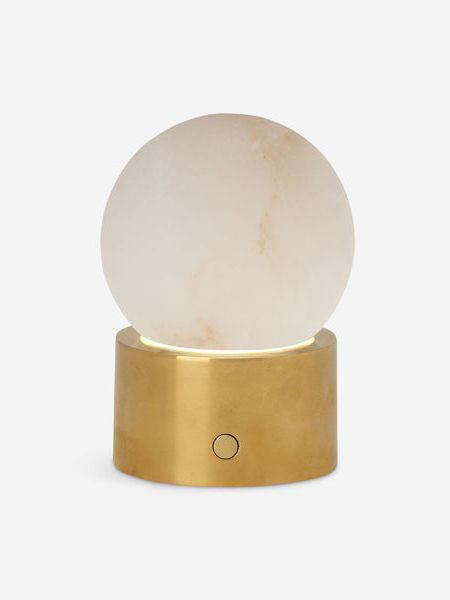 Jennifer Aniston’s glowing stone countertop shows how to give a ...