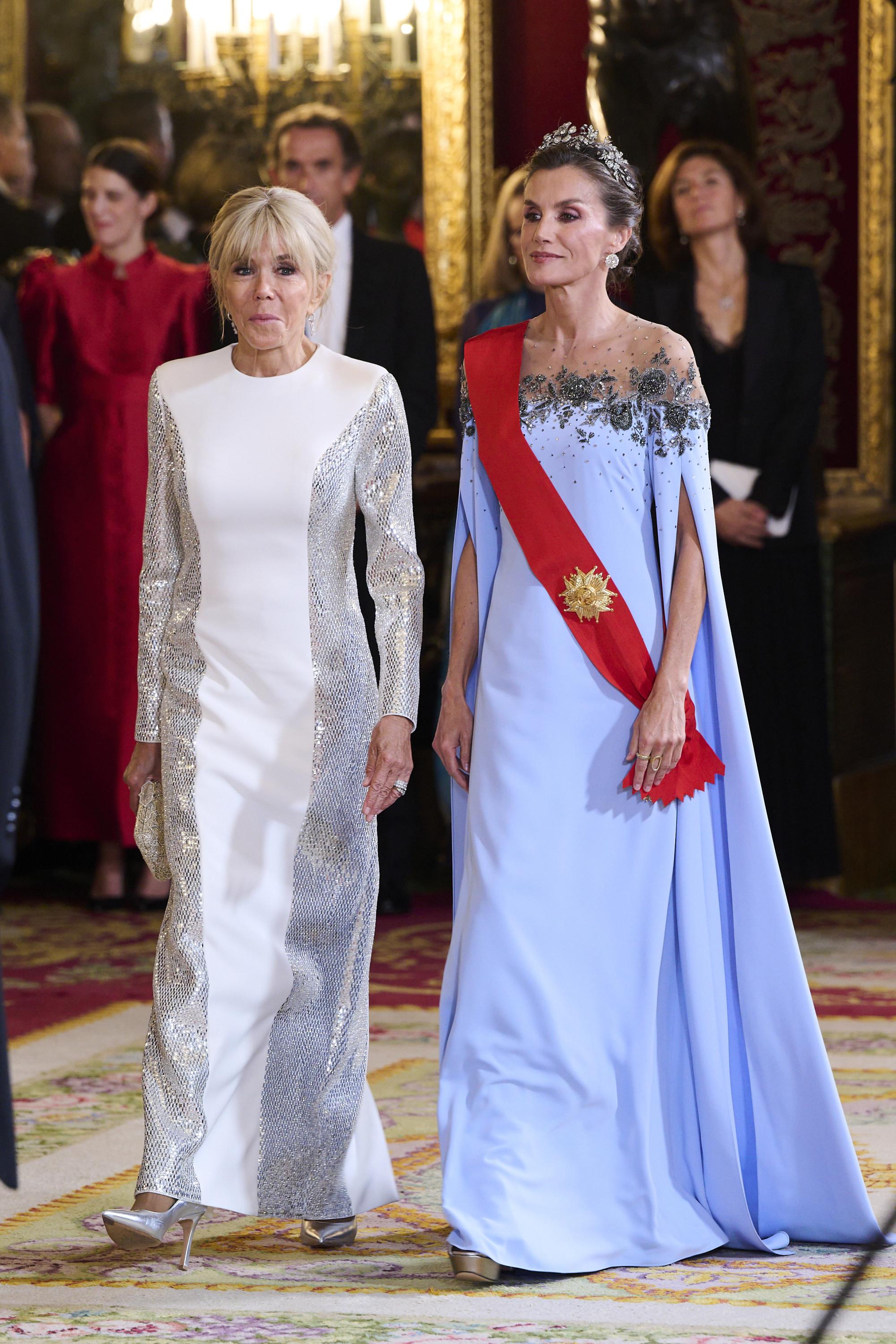 Brigitte Macron et sa longue robe étincelante font sensation au Palais ...