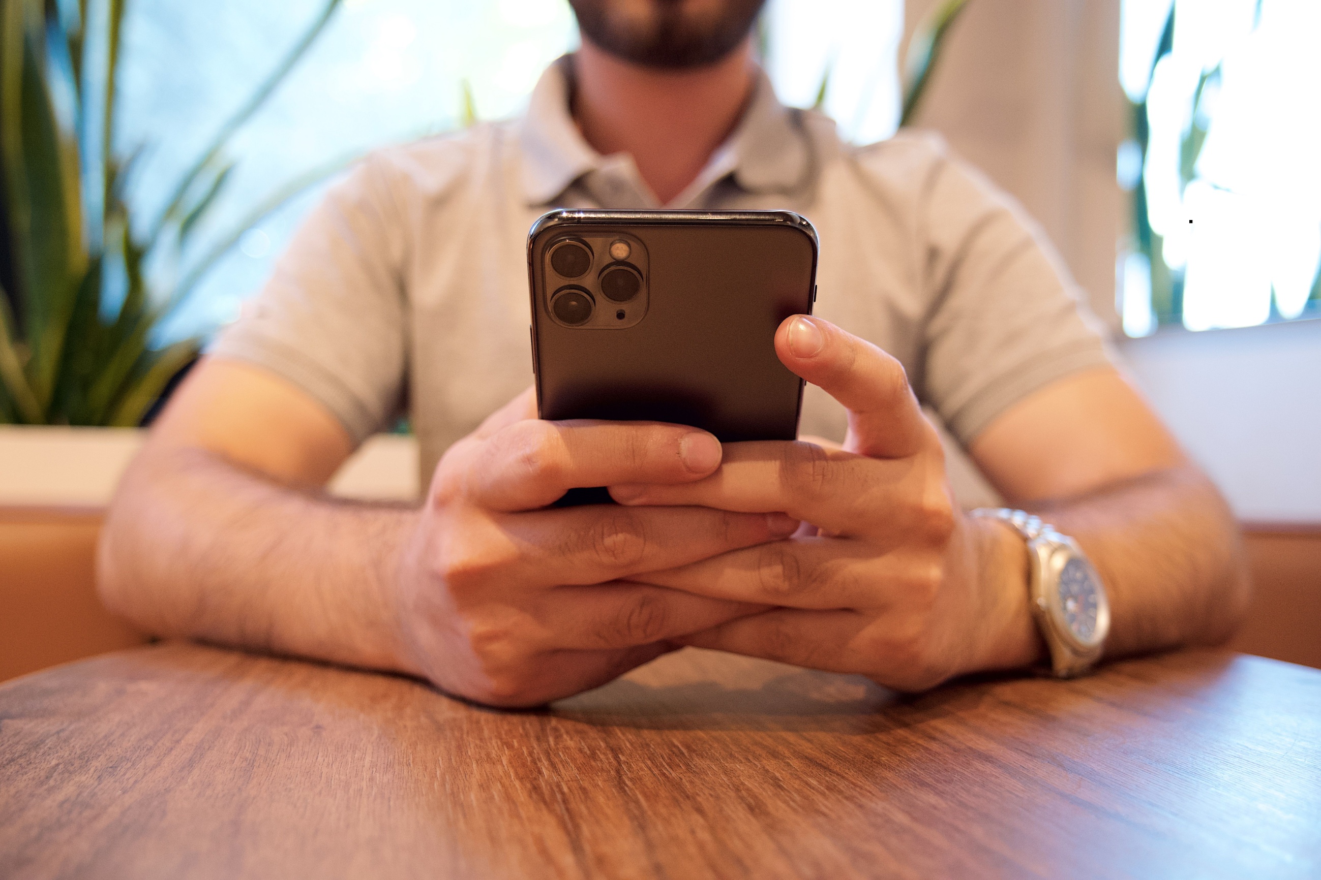 Split Face ID sensors caused iPhone 18 Pro restart bug; iOS 27.0.1 fixes it